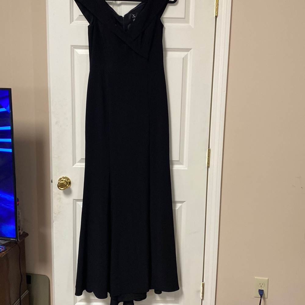 Black formal wear dress with a v neck and Slit on left leg